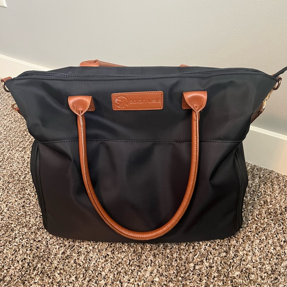 Lightly used Sarah Wells pump bag- like new condition.